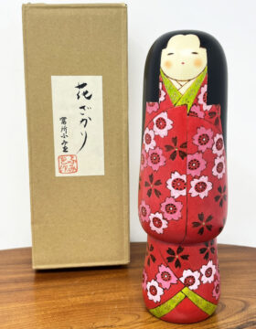 Elegante Kokeshi "Piena Fioritura" di Fumio Tomidokoro