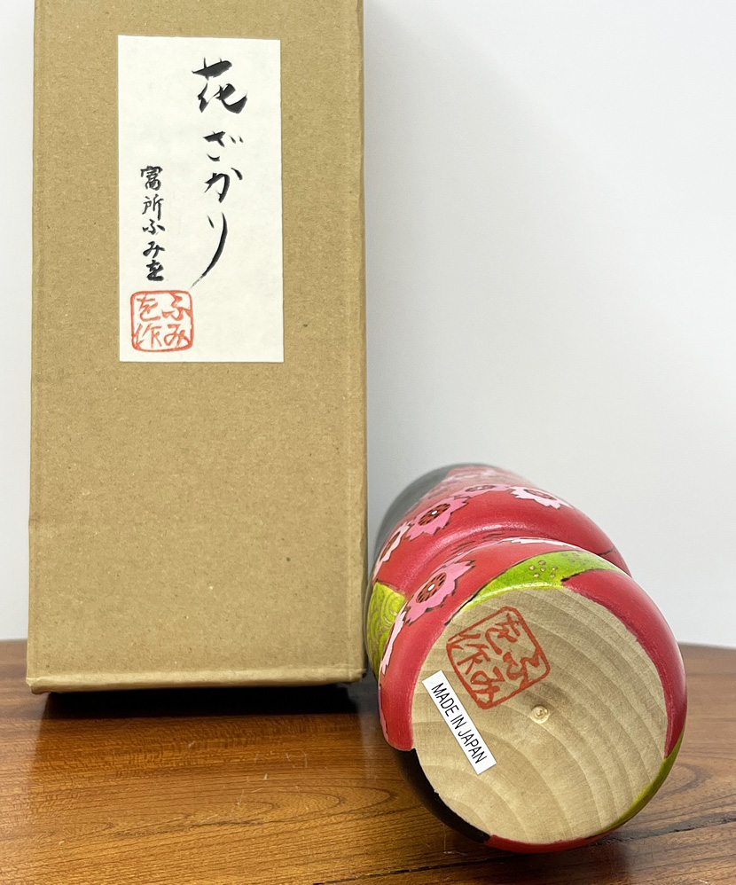 Elegante Kokeshi "Piena Fioritura" di Fumio Tomidokoro - immagine 10