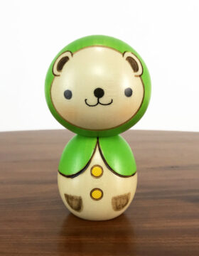 Bambola Kokeshi Kumazukin chan - Orso con cappuccio (verde)