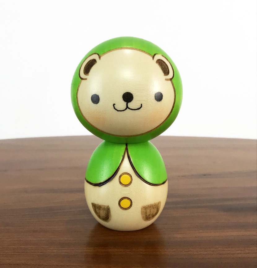 Bambola Kokeshi Kumazukin chan - Orso con cappuccio (verde)
