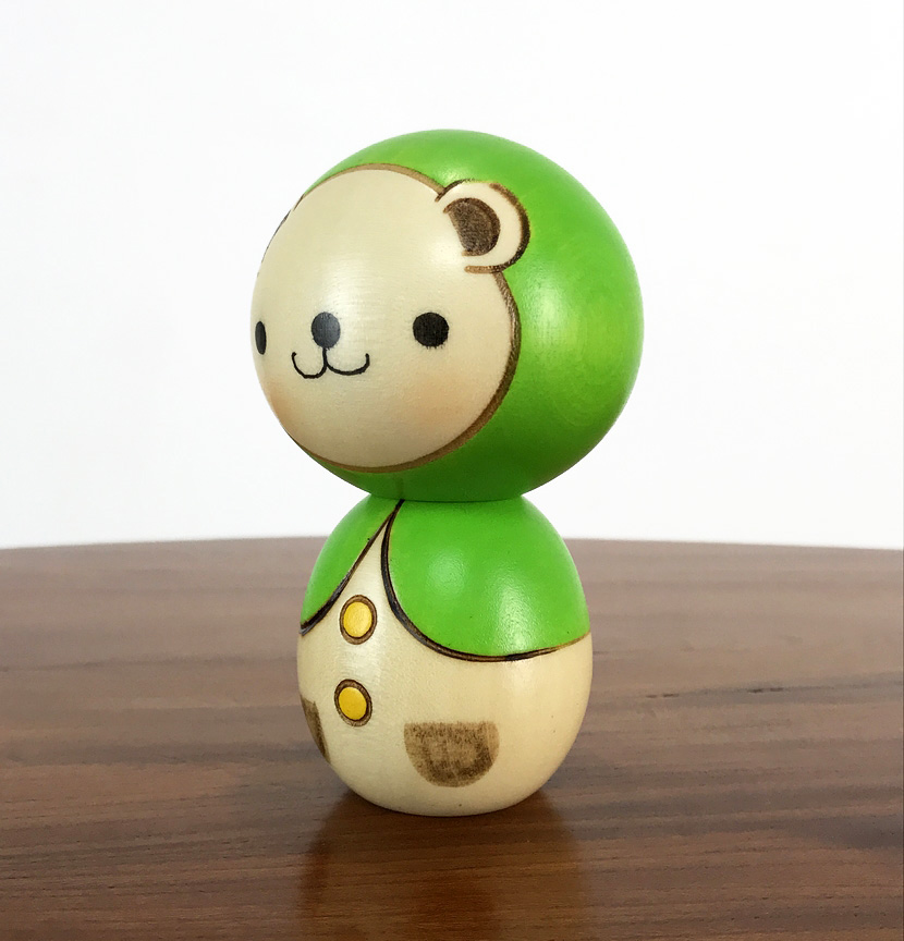 Bambola Kokeshi Kumazukin chan - Orso con cappuccio (verde) - immagine 2