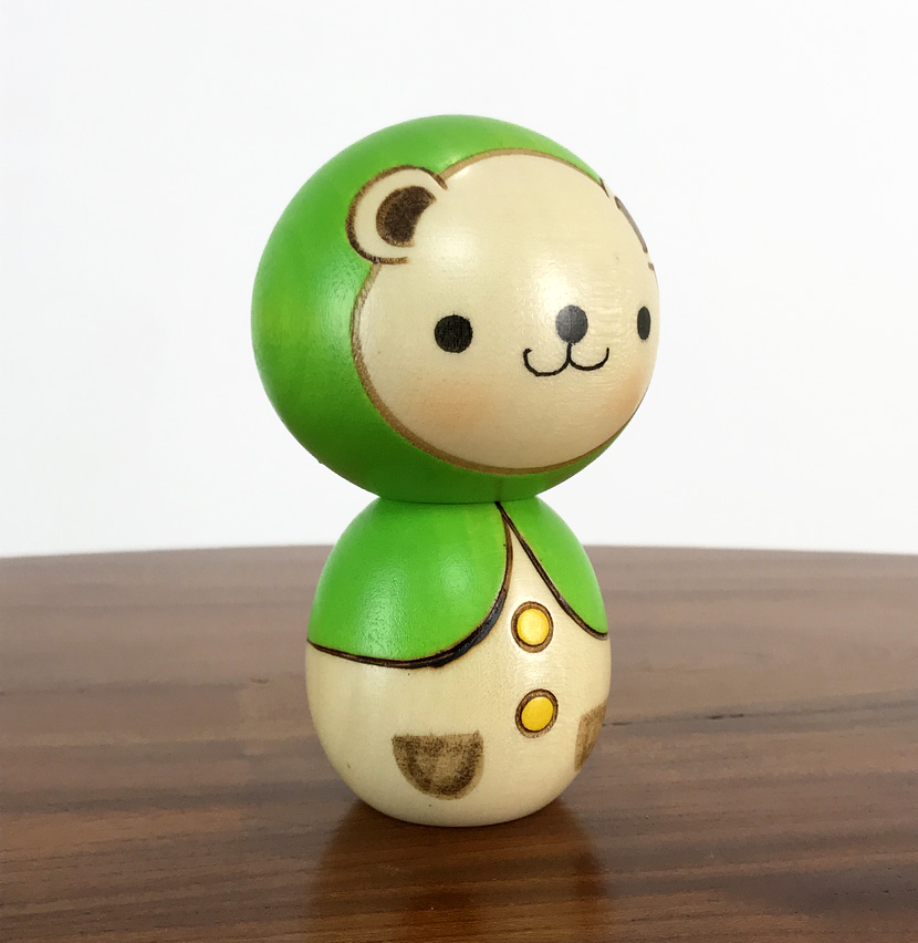Bambola Kokeshi Kumazukin chan - Orso con cappuccio (verde) - immagine 4