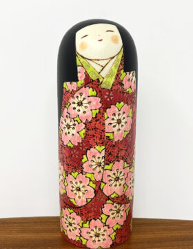 Elegante Kokeshi "Hanasugata" - "Essenza dei Fiori" di Fumio Tomidokoro