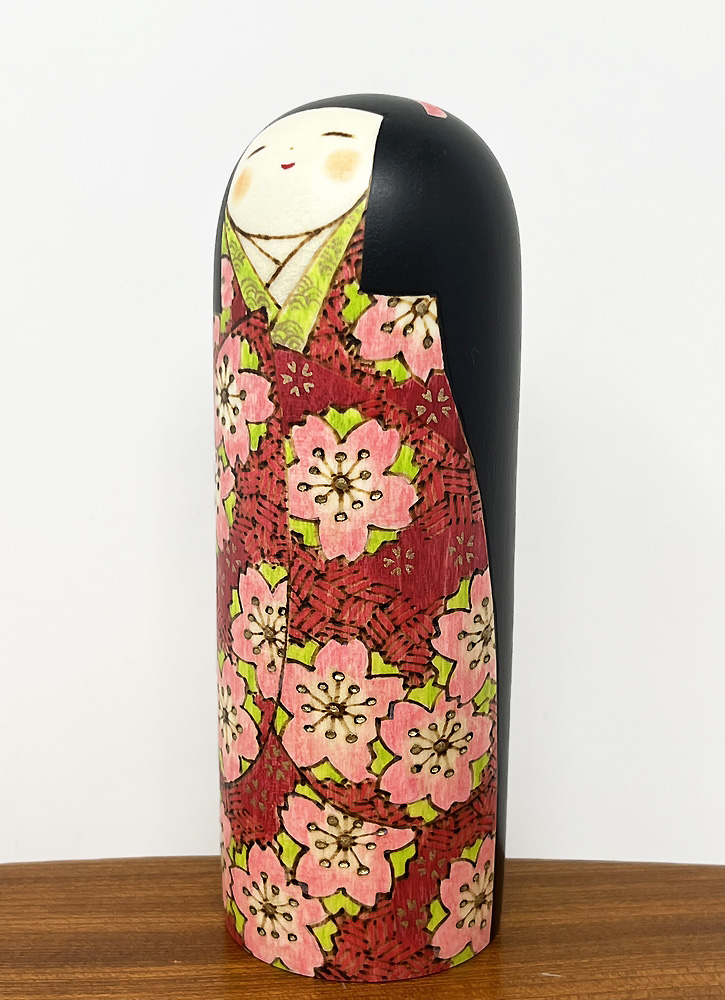 Elegante Kokeshi "Hanasugata" - "Essenza dei Fiori" di Fumio Tomidokoro - immagine 2