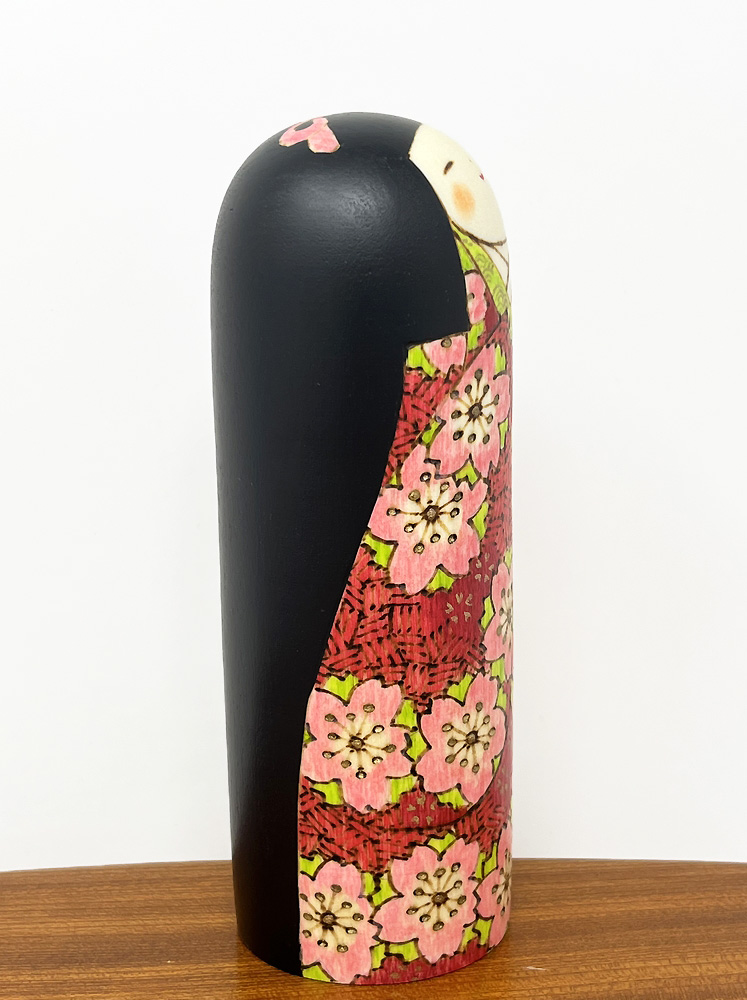 Elegante Kokeshi "Hanasugata" - "Essenza dei Fiori" di Fumio Tomidokoro - immagine 4