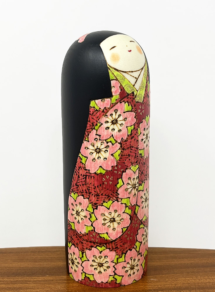 Elegante Kokeshi "Hanasugata" - "Essenza dei Fiori" di Fumio Tomidokoro - immagine 5