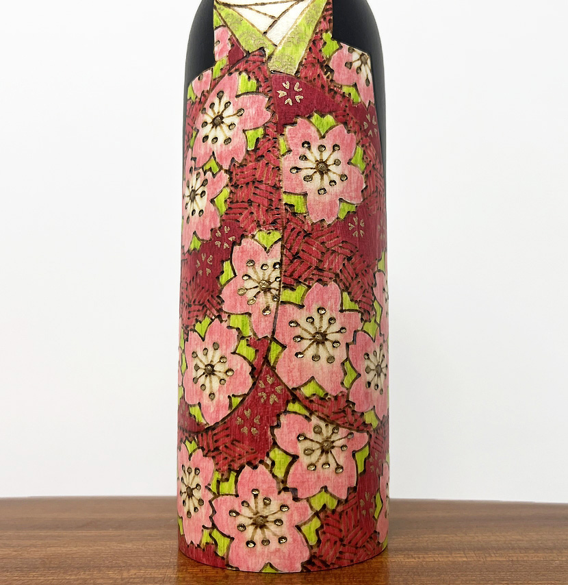 Elegante Kokeshi "Hanasugata" - "Essenza dei Fiori" di Fumio Tomidokoro - immagine 7