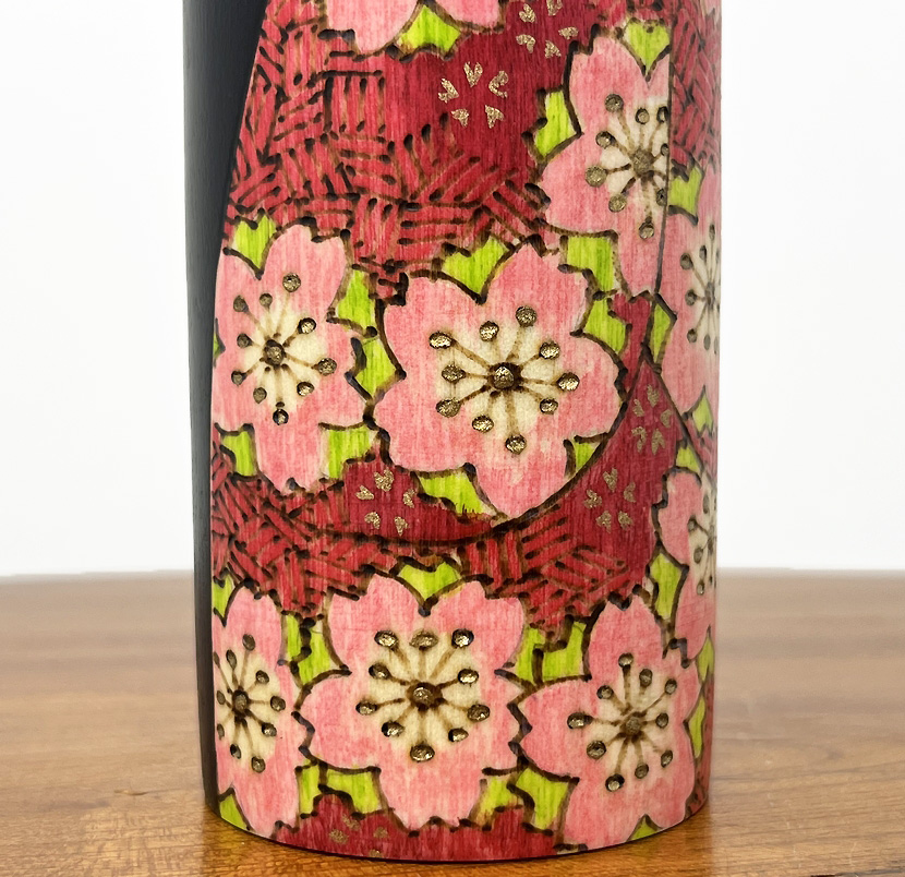 Elegante Kokeshi "Hanasugata" - "Essenza dei Fiori" di Fumio Tomidokoro - immagine 8