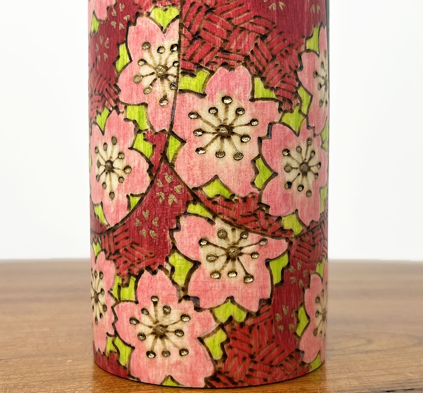 Elegante Kokeshi "Hanasugata" - "Essenza dei Fiori" di Fumio Tomidokoro - immagine 9