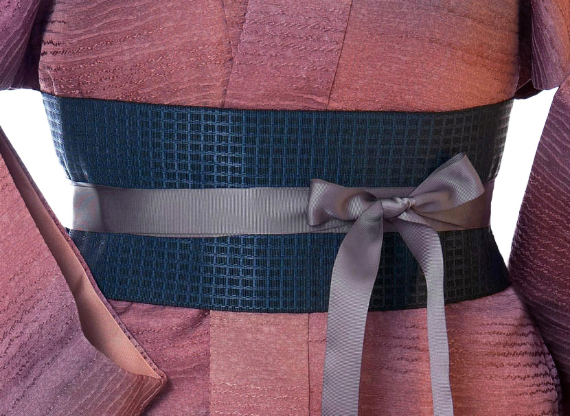 Elegante cintura obi artigianale blu cangiante con nastro grigio