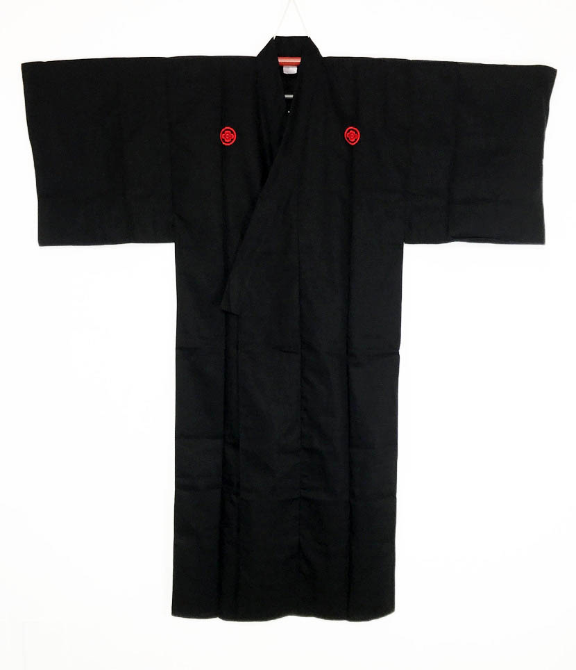 Kimono nero in puro cotone con ideogramma del Samurai color oro e due  stemmi di famiglia del Mokko