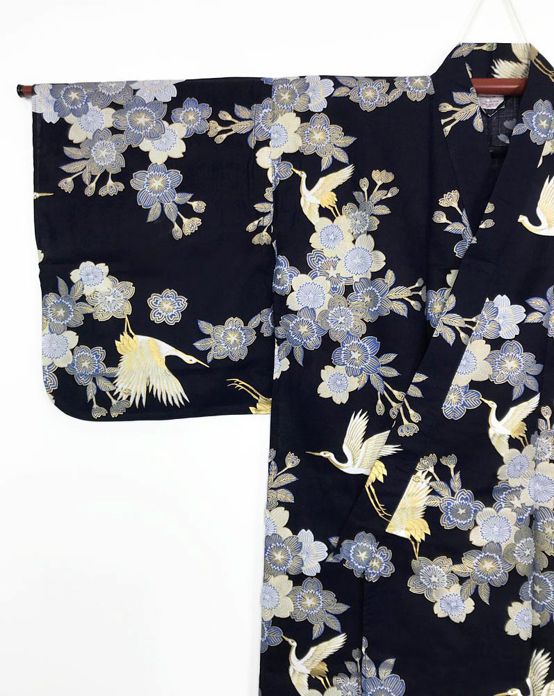 Yukata blu con elegante motivo di gru e fiori di ciliegio - immagine 2