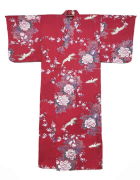 Yukata rosso con elegante motivo di gru, peonie e fiori di ciliegio