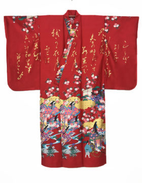 Yukata rosso con elegante motivo di rappresentazione della vita di corte e fiori di ciliegio