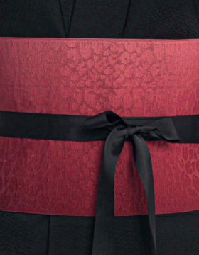 Cintura obi artigianale color rubino con elegante motivo di petali e nastro nero