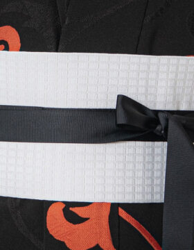 Cintura obi artigianale bianca con raffinato motivo operato e nastro nero