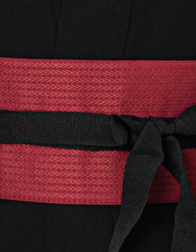 Cintura obi artigianale color rubino con raffinato motivo operato e nastro nero