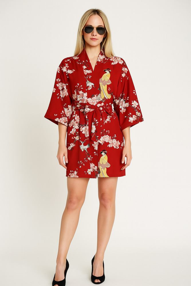Yukata corto rosso con elegante motivo di fiori di ciliegio e geisha - immagine 2