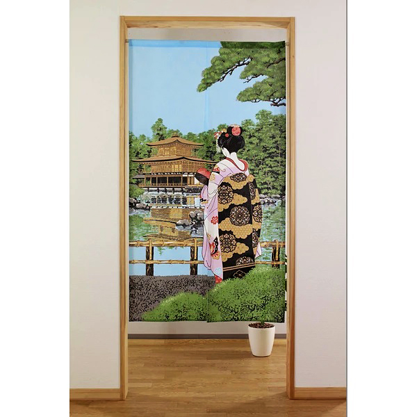 https://www.kimonoflaminia.com/wp-content/uploads/2023/05/tenda_noren_originale_giapponese_con_elegante_paesaggio_con_maiko_e_kinkakuji_01-2.jpg