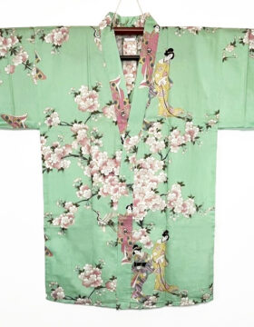 Yukata corto acquamarina con elegante motivo di fiori di ciliegio e geisha
