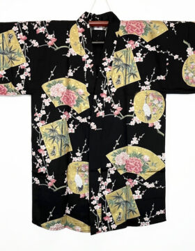 Yukata corto nero con elegante motivo di gru e ventagli