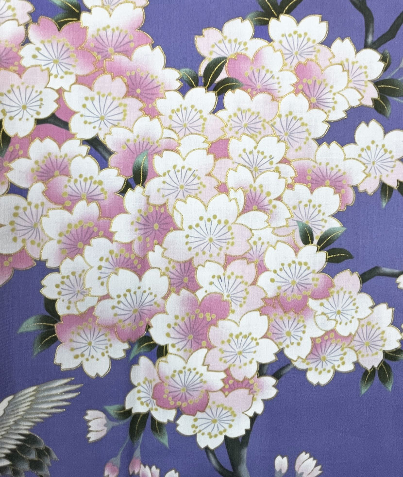 Yukata corto viola con elegante motivo di fiori di ciliegio e geisha - immagine 7