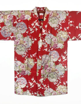 Yukata corto rosso con elegante motivo di fiocchi di neve