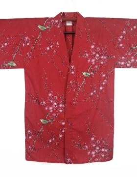 Yukata corto rosso rubino con raffinato motivo di passero su pruno in fiore