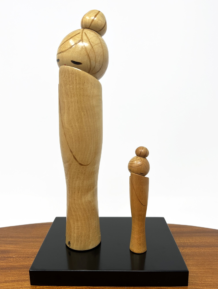 Rara coppia di kokeshi vintage "Hajirai" - "Timidezza" di Kenichi Murakami con base - immagine 2