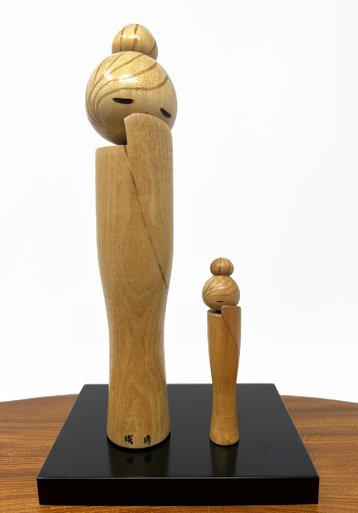 Rara coppia di kokeshi vintage "Hajirai" - "Timidezza" di Kenichi Murakami con base - immagine 4