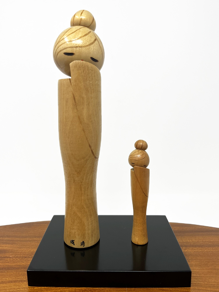 Rara coppia di kokeshi vintage "Hajirai" - "Timidezza" di Kenichi Murakami con base - immagine 5
