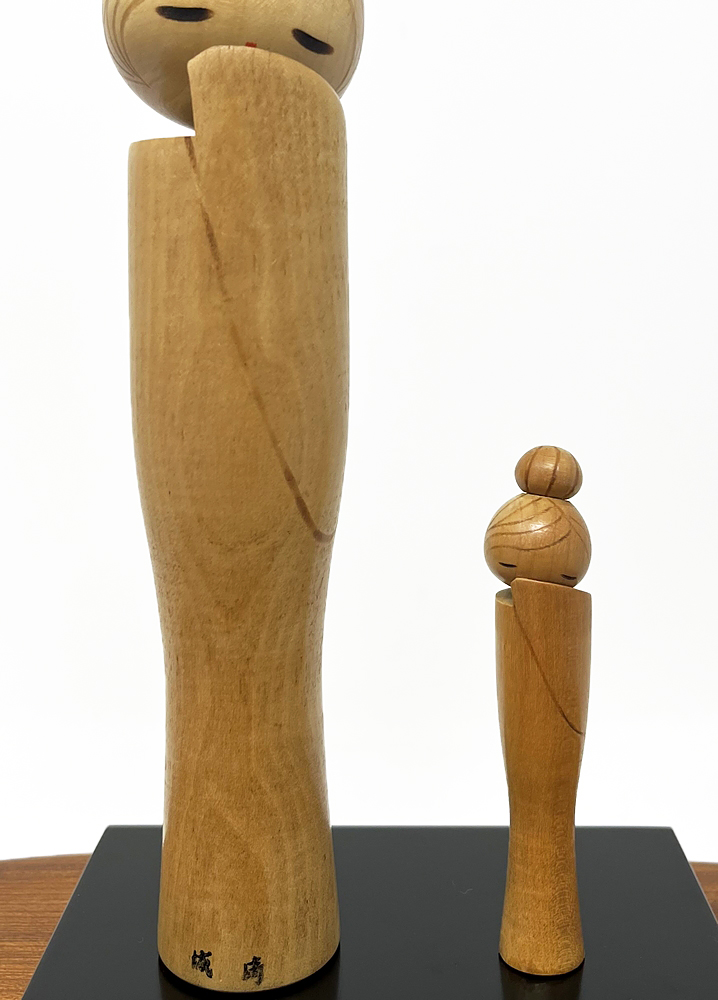 Rara coppia di kokeshi vintage "Hajirai" - "Timidezza" di Kenichi Murakami con base - immagine 7