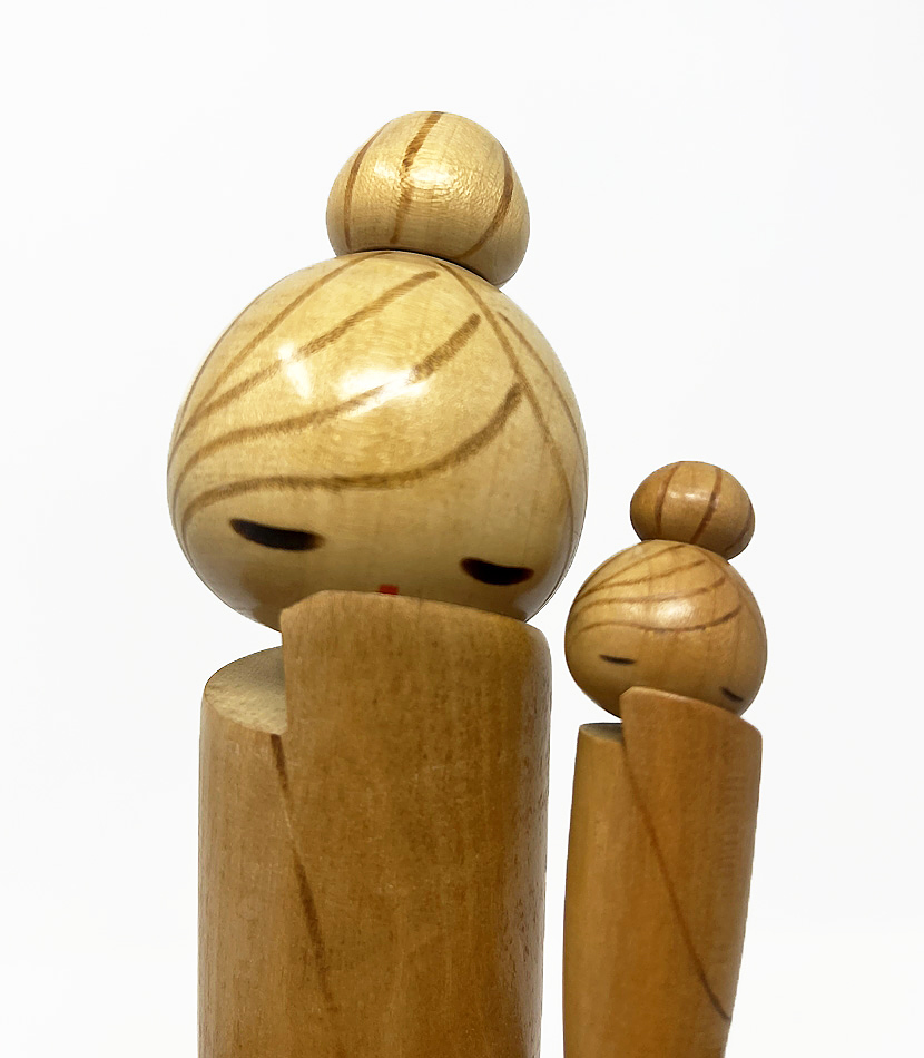 Rara coppia di kokeshi vintage "Hajirai" - "Timidezza" di Kenichi Murakami con base - immagine 8
