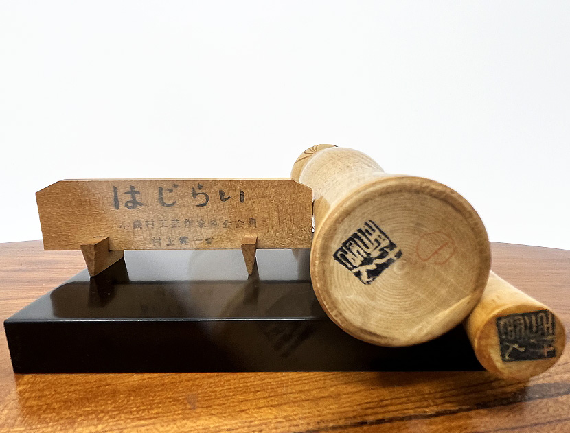 Rara coppia di kokeshi vintage "Hajirai" - "Timidezza" di Kenichi Murakami con base - immagine 10