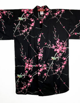 Yukata corto nero con raffinato motivo di passero su pruno in fiore