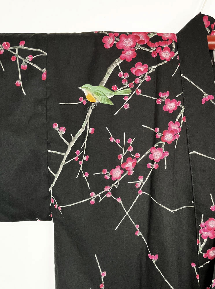 Yukata corto nero con raffinato motivo di passero su pruno in fiore - immagine 2