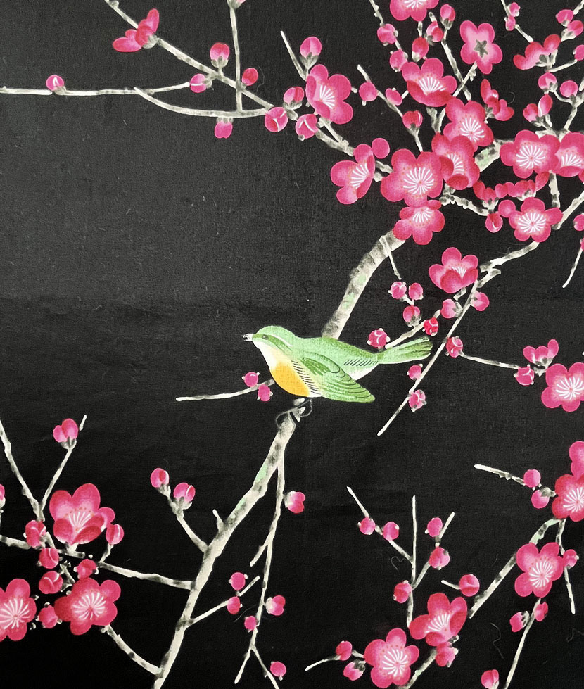 Yukata corto nero con raffinato motivo di passero su pruno in fiore - immagine 3