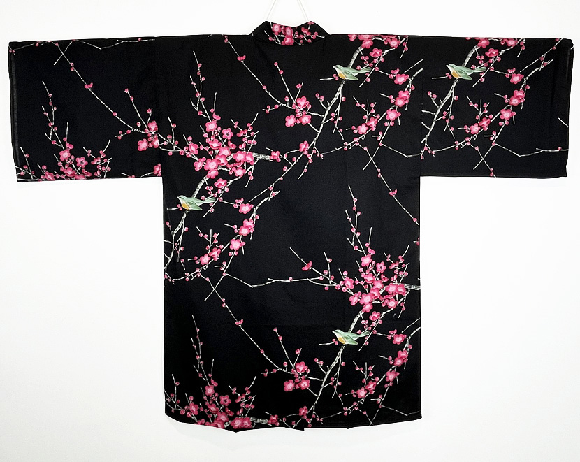 Yukata corto nero con raffinato motivo di passero su pruno in fiore - immagine 4