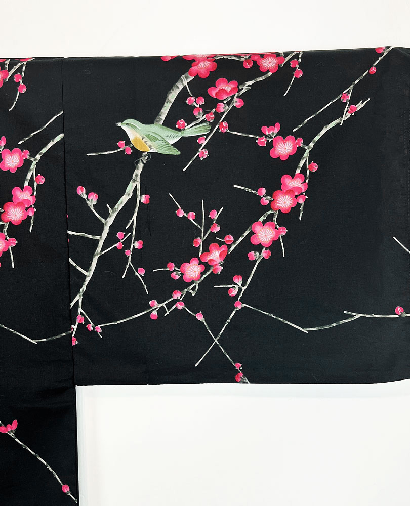 Yukata corto nero con raffinato motivo di passero su pruno in fiore - immagine 5