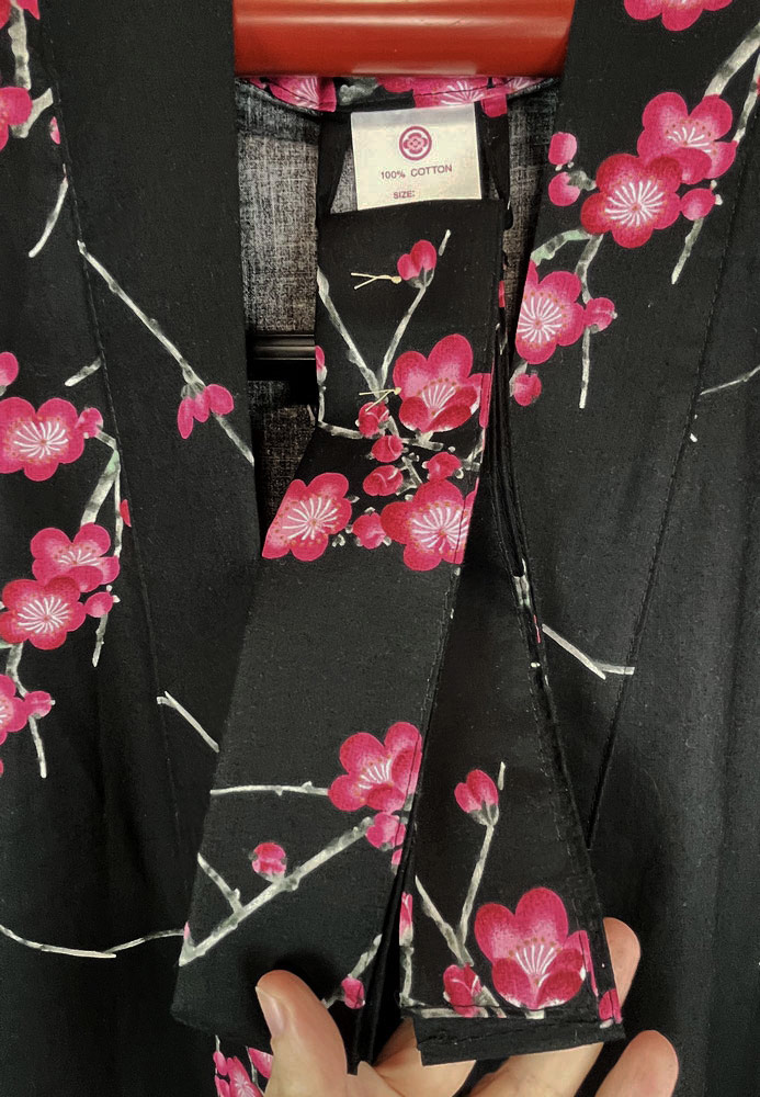 Yukata corto nero con raffinato motivo di passero su pruno in fiore - immagine 7