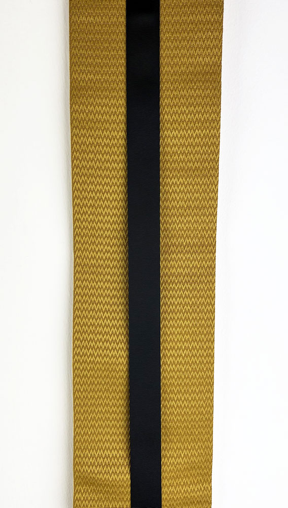 Cintura obi artigianale color oro con elegante motivo operato e nastro nero - immagine 3