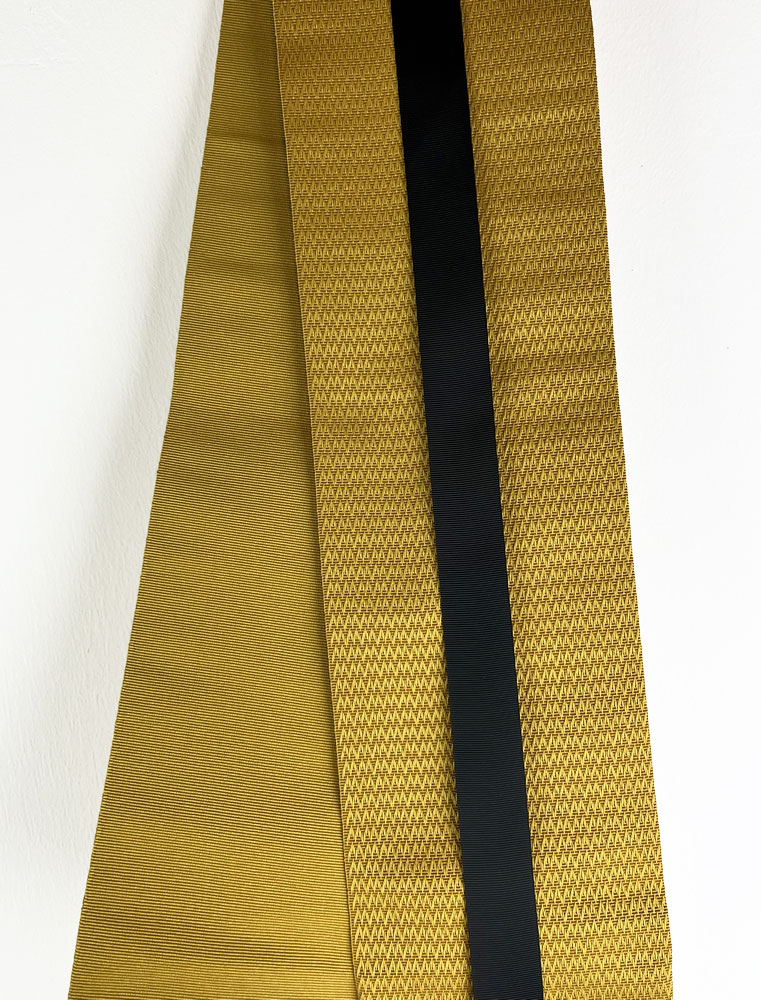 Cintura obi artigianale color oro con elegante motivo operato e nastro nero - immagine 5