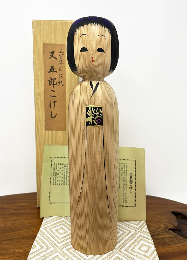 Raffinata kokeshi vintage in legno di cedro di Matagoro Yashima (30,5 cm)
