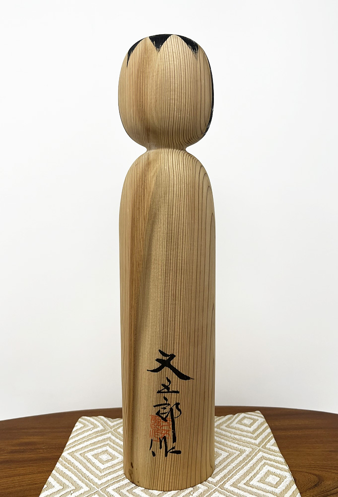 Raffinata kokeshi vintage in legno di cedro di Matagoro Yashima (30,5 cm) - immagine 4