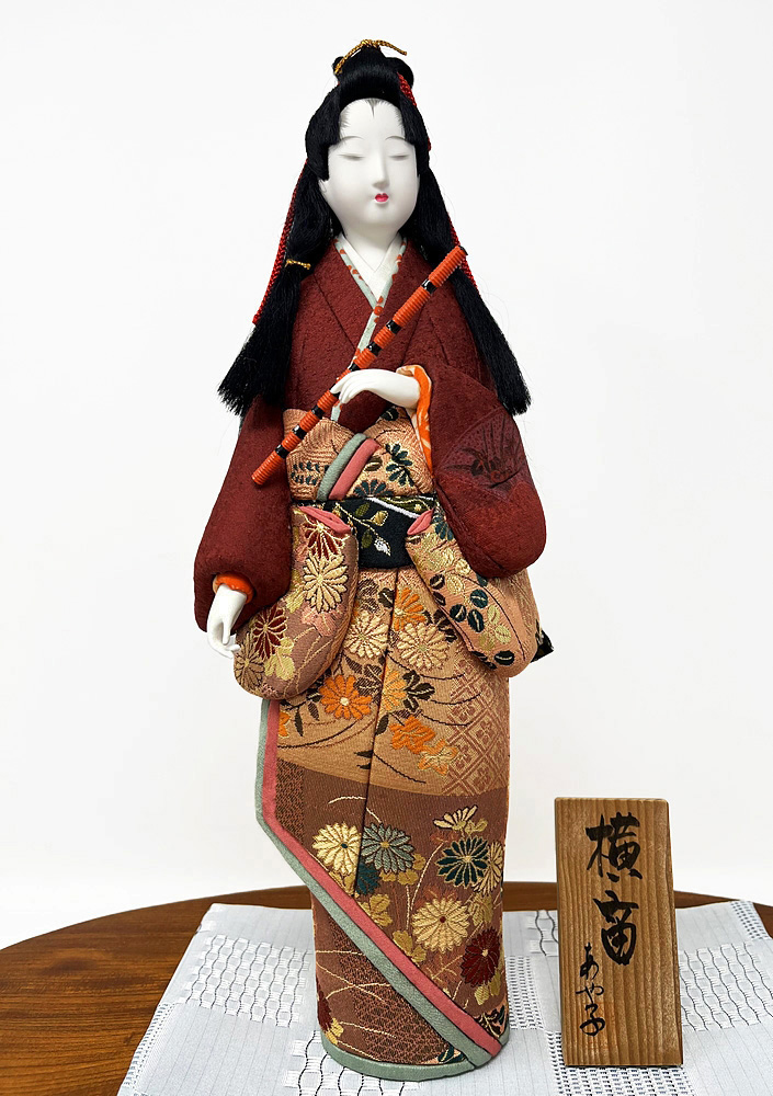 Elegante bambola giapponese realizzata con la pregiata tecnica Kimekomi - Flautista (38 cm)