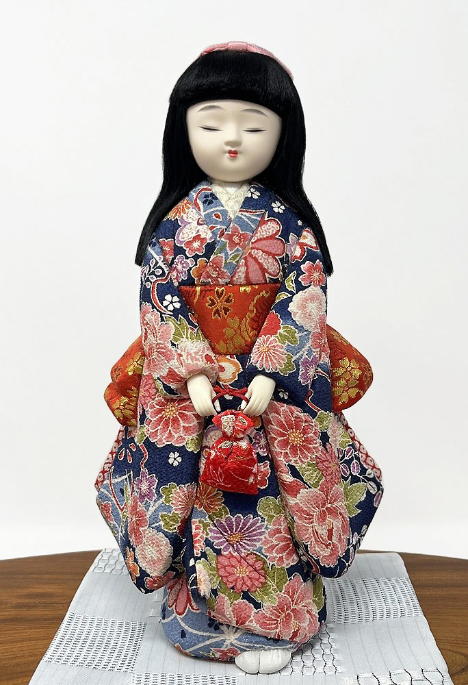 Elegante bambola giapponese "Furisode" realizzata con la pregiata tecnica Kimekomi (28,5 cm)