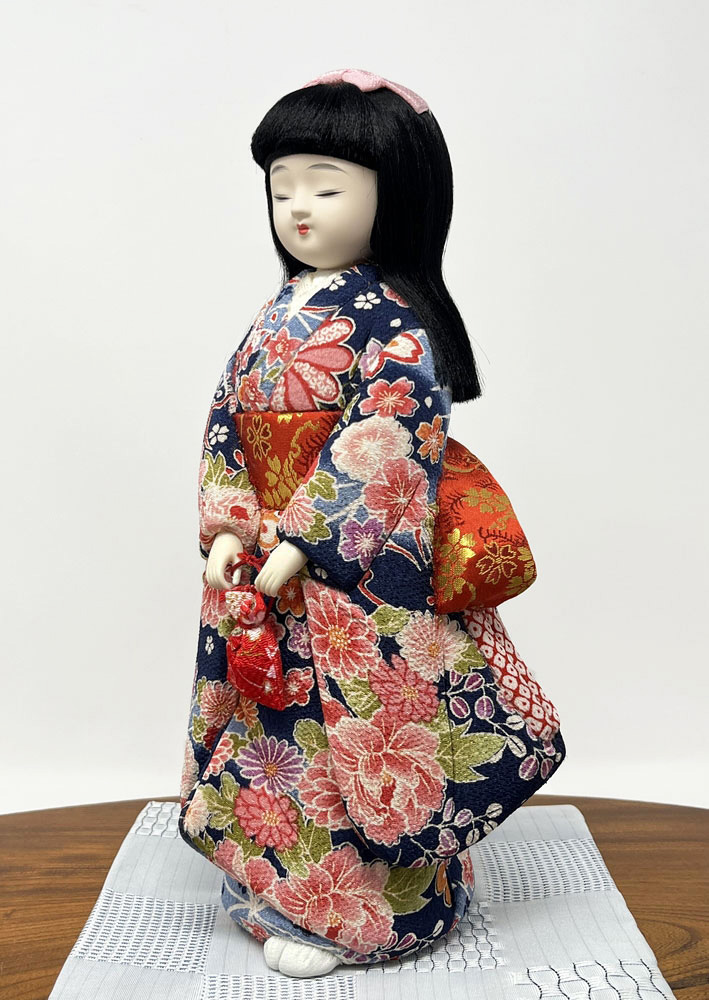 Elegante bambola giapponese "Furisode" realizzata con la pregiata tecnica Kimekomi (28,5 cm) - immagine 2