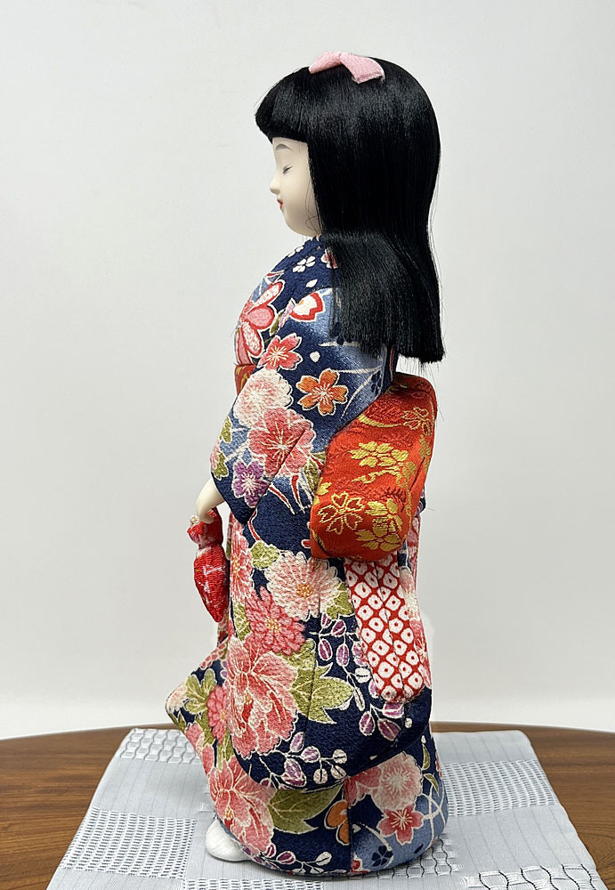 Elegante bambola giapponese "Furisode" realizzata con la pregiata tecnica Kimekomi (28,5 cm) - immagine 3