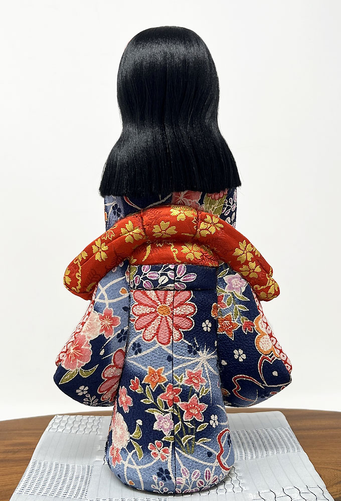 Elegante bambola giapponese "Furisode" realizzata con la pregiata tecnica Kimekomi (28,5 cm) - immagine 4