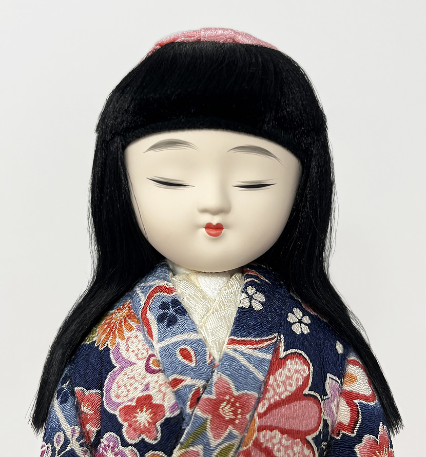 Elegante bambola giapponese "Furisode" realizzata con la pregiata tecnica Kimekomi (28,5 cm) - immagine 5